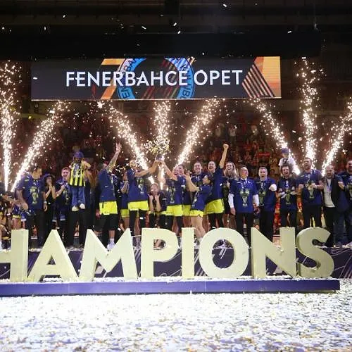 « Soulagée mais un peu fatiguée », Emma Meesseman entre dans l’histoire après son nouveau titre en Euroleague