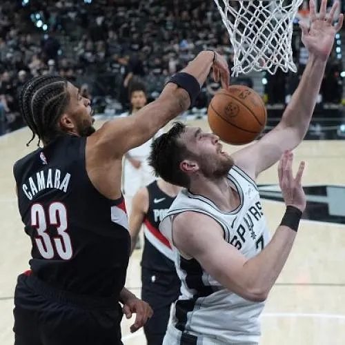 Les Blazers de Toumani Camara reviennent à 1-1 contre San Antonio, Wemby est sorti après un choc