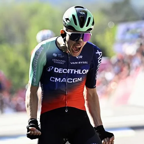 Paul Seixas survole le Mur de Huy et devient le plus jeune vainqueur de la Flèche Wallonne