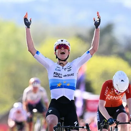 Flèche Wallonne dames : Demi Vollering résiste à Pieterse et s’impose au sommet du Mur de Huy grimpé au train