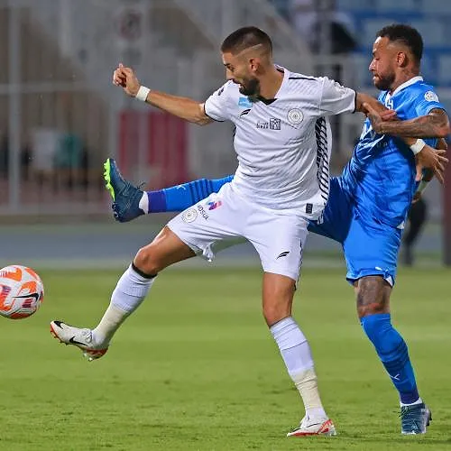 Le geste stupide de Carrasco expulsé en finale de la Ligue des pays du Golfe remportée par Julien De Sart