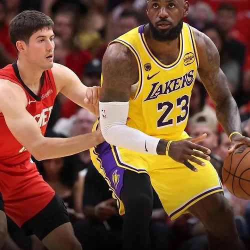 NBA : LeBron James héroïque à Houston, les Spurs gagnent sans Wembanyama