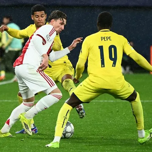 Regardez le but exceptionnel de Mika Godts contre le NAC Breda ! (video)