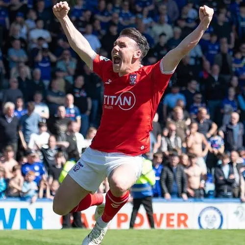 2 buts dans le temps additionnel, 2 envahissements de terrain : une bataille pour la promotion vire au chaos en Angleterre !