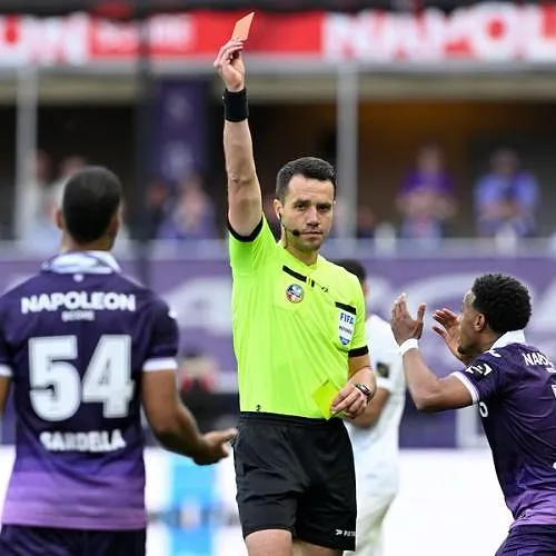 « Ne soyez pas fâché contre moi ! » : DAZN a montré les images de la discussion entre l’arbitre et la VAR sur le carton rouge de Sardella !
