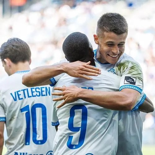 Le Club de Bruges tente le coup pour un attaquant international suisse U21 - Club's Carlos Forbs and Club's Nicolo Tresoldi celebrate after scoring during a soccer match between KAA Gent and Club Brugge, Sunday 26 April 2026 in Gent, on the fifth day of the Champion's Play-offs of the 2025-2026 'Jupiler Pro League' first division of the Belgian championship. BELGA PHOTO KURT DESPLENTER