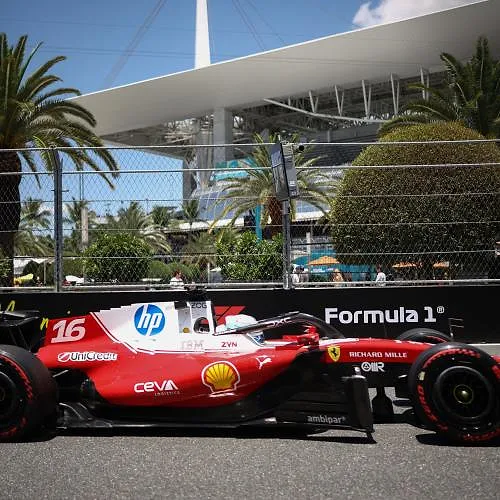 Charles Leclerc le plus rapide aux essais libres, Max Verstappen en forme !