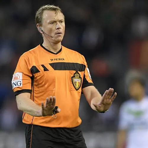 Un ancien arbitre monte au créneau contre Burgess : « Il est grand temps de donner une bonne leçon à cet homme »
