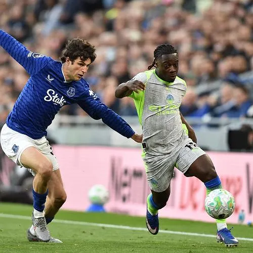 Jérémy Doku inscrit un but exceptionnel contre Everton ! (vidéo)