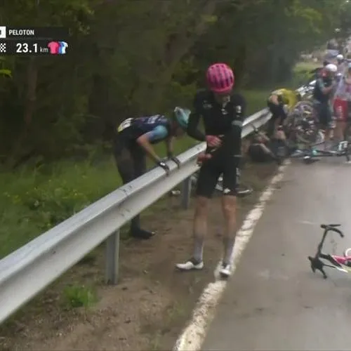 Giro : L’énorme chute qui a secoué le final de la 2ème étape !