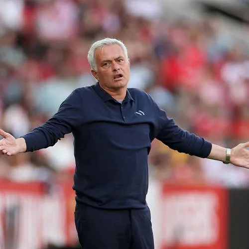 José Mourinho dément les rumeurs : « Je n’ai eu aucun contact avec le Real Madrid »