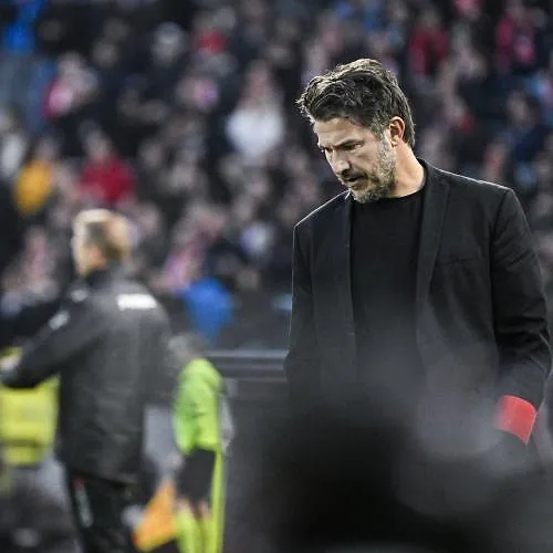 Relégation, match arrêté et fans qui réclament son départ : le dimanche cauchemardesque de Carl Hoefkens