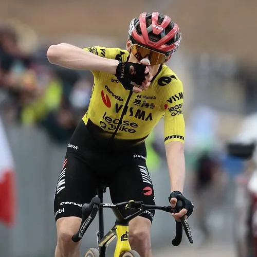 Giro : Jonas Vingegaard s’impose en solitaire au sommet du Blockhaus