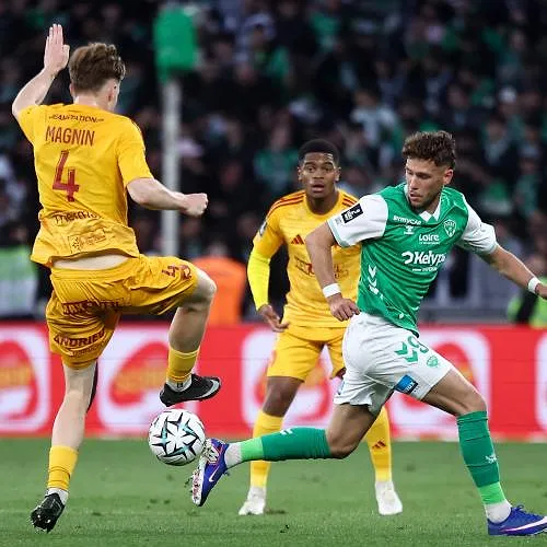 Au terme d’une séance de tirs au but insoutenable, Saint-Étienne et Stassin ne sont plus qu’à un match de la Ligue 1