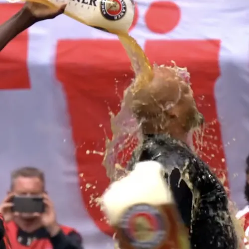 Champion avec le Bayern, Vincent Kompany n’a pas échappé à la traditionnelle douche de bières !