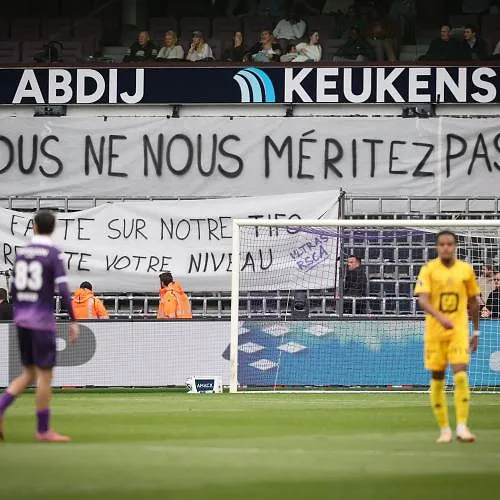 « Vous ne nous méritez pas » : les supporters d’Anderlecht affichent leur mécontentement