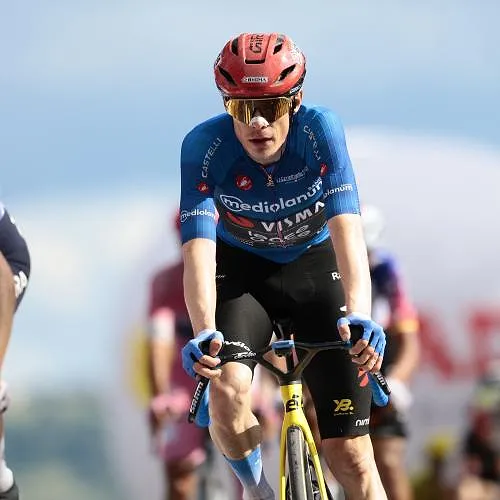 Jonas Vingegaard remporte la 9ème étape au sommet du Corno alle Scale en solitaire !
