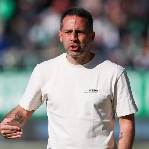 « L’an dernier j’ai perdu le titre et mon travail à cause d’un seul homme, et aujourd’hui ça se reproduit », Yannick Ferrera furieux sur l’arbitrage de Lommel-Dender