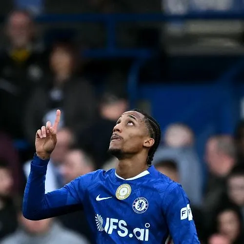 Joueur de la saison à Chelsea, mais pas sélectionné avec le Brésil : la terrible vidéo de l’annonce pour João Pedro, entouré de ses proches