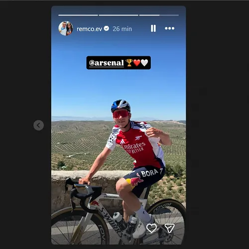 Evenepoel fête le titre d’Arsenal avec un maillot des Gunners lors de son entraînement