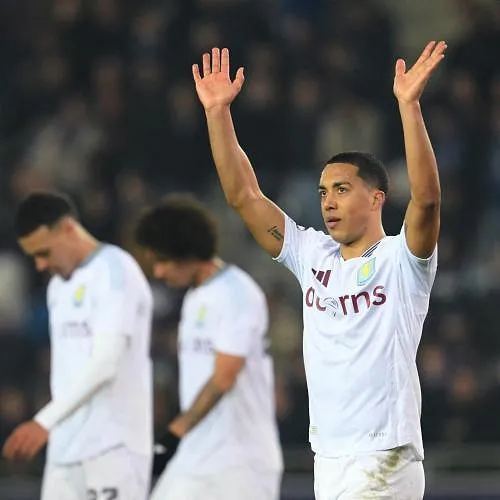En finale, Youri Tielemans montre la voix à suivre aux Villans d’une superbe reprise de volée !