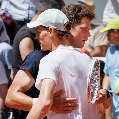 Roland Garros : Alexander Blockx dominé par Jannik Sinner devant plusieurs milliers de fans