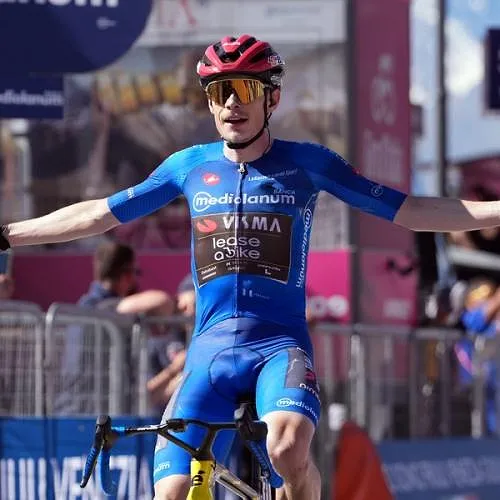 Giro 2026 : Jonas Vingegaard frappe un grand coup dans le final de la 14ème étape et prend le maillot rose