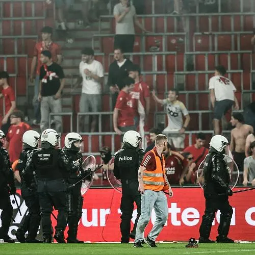 Envahissement de terrains, jets de fumigènes, bagarres entre supporters : les images choquantes d’un choc wallon qui a totalement dégénéré