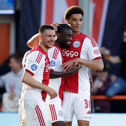 L’Ajax de Mika Godts prend la mesure d’Utrecht aux tirs au but et se qualifie pour la Conference League