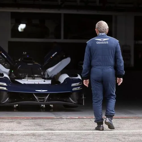 Hommage d’exception à Jacky Ickx, installé au volant de l’Hypercar Genesis au Castellet