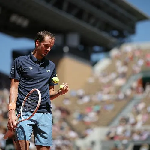 Premier coup de tonnerre à Roland-Garros : Daniil Medvedev éliminé dès le 1er tour !
