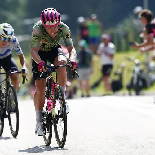 Michael Valgren remporte la 17ème étape du Giro, Vingegaard passe une journée tranquille