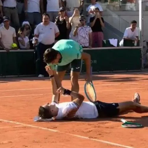 Il est allé au bout de lui-même : les images impressionnantes de Jakub Mensik qui ne savait plus se relever après sa victoire