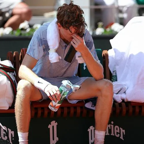 Séisme total à Roland-Garros : physiquement atteint, Jannik Sinner est éliminé au second tour !