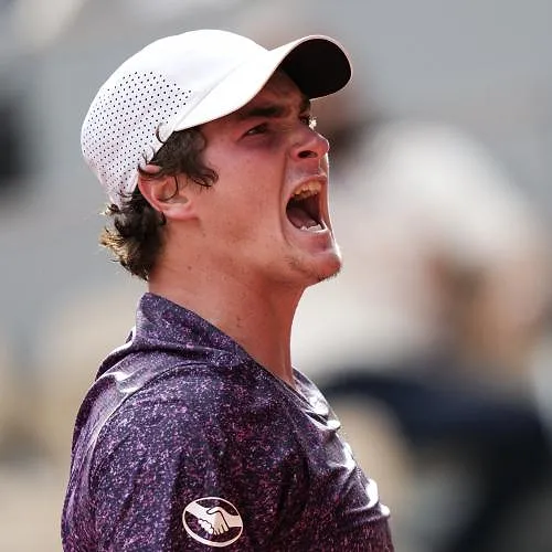 Roland-Garros : un immense Joao Fonseca renverse Novak Djokovic en près de 5 heures et file en huitième de finale