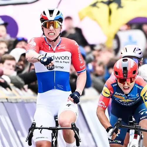 Giro Donne : Lorena Wiebes remporte la première étape au sprint et prend la tunique rose de leader