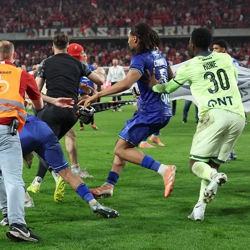 Standard-Charleroi : les clubs risquent 3 et 4 matchs à huis clos ! 3 joueurs risquent au moins 3 matchs de suspension
