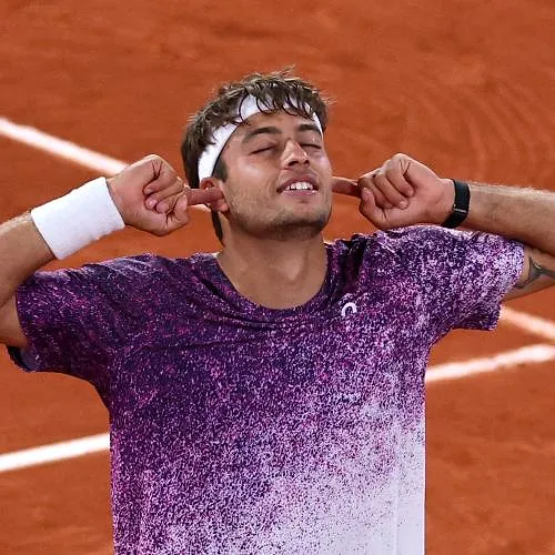 Roland-Garros : Flavio Cobolli écarte Auger-Aliassime et atteint sa première demi-finale en Grand Chelem