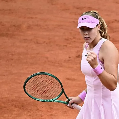 Mirra Andreeva balaye Marta Kostyuk en deux sets et rejoint la finale de Roland-Garros !