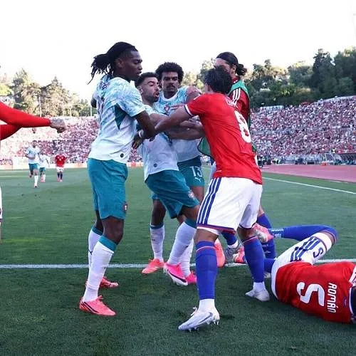 « Je voulais simplement protéger mon coéquipier » : Rafael Leão se justifie après son vilain geste face au Chili
