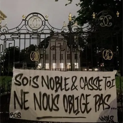 « Sois noble et casse-toi » : les supporters d’Anderlecht ciblent la propriété privée de Marc Coucke