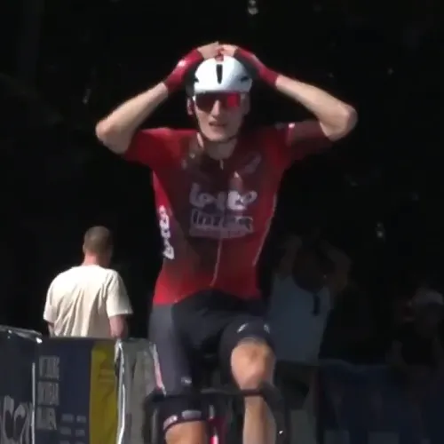 Incroyable : le Belge Liam Slock chute en célébrant sa première victoire... mais est quand même déclaré vainqueur