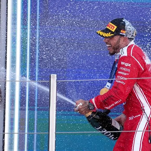 « Un rêve » : Lewis Hamilton aux anges après sa première victoire avec Ferrari !