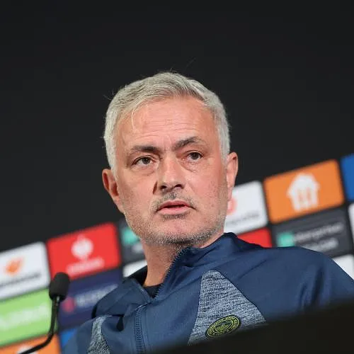 «Hoe heet hij ook alweer?» José Mourinho haalt genadeloos uit naar Philippe Clement! (video)