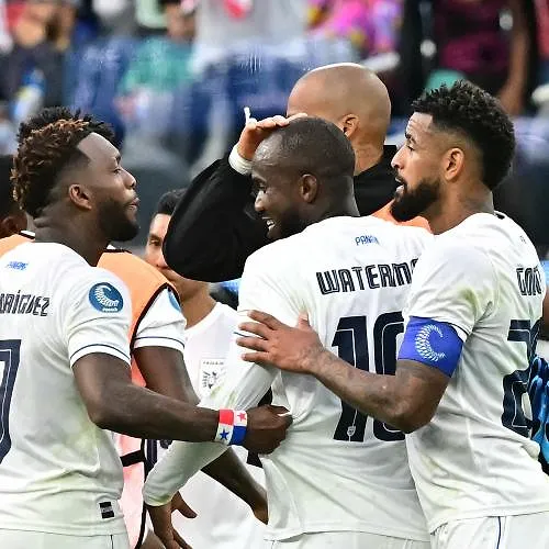 «Jij bent mijn idool»: de bijzondere viering van een Panamese speler met... Thierry Henry!