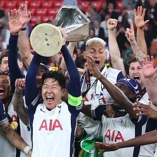 17 jaar later, Tottenham wint eindelijk een titel en zet een gek seizoen voor de outsiders voort