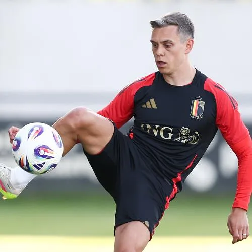 Leandro Trossard op het punt van vertrek: Vincent Kompany houdt het dossier in de gaten