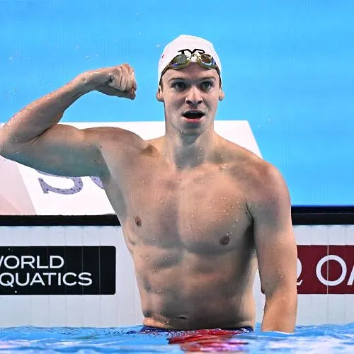 Léon Marchand verbreekt een nieuw wereldrecord - MANAN VATSYAYANA / AFP