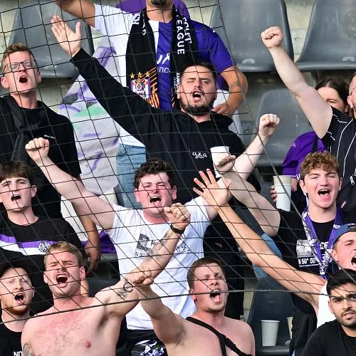 Anderlecht doet gebaar naar zijn supporters na uitschakeling tegen Häcken
