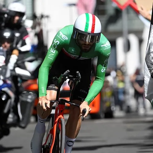 Vuelta: Ganna wint tijdrit, Almeida pakt tijdwinst op Vingegaard